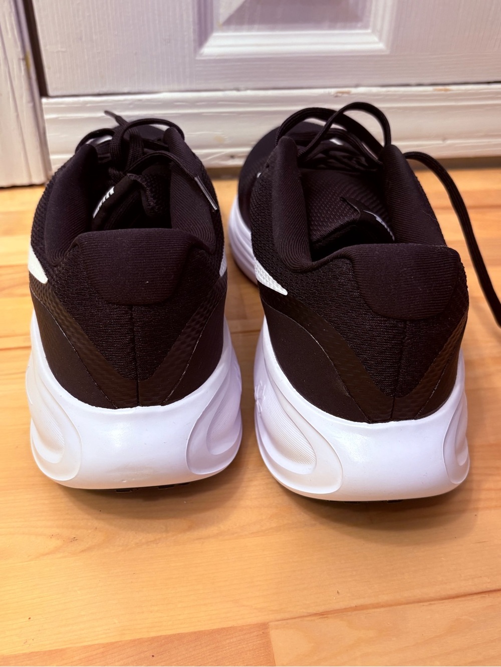 Nike Men’s Black and White Athletic Running Shoes - Picture 3 of 8